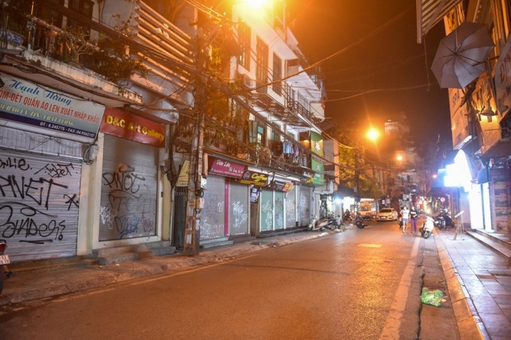 Hàng quán phố cổ thi nhau sang nhượng, đến Tạ Hiện cũng chung cảnh đìu hiu - 9