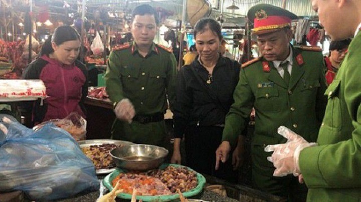 Hàng tấn chân cánh gà đang phân huỷ bốc mùi hôi thối suýt tuồn vào nội địa - 1