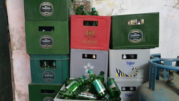 Hàng tạp hoá khóc ròng vì bia tồn xếp đầy kho không bán được - 1