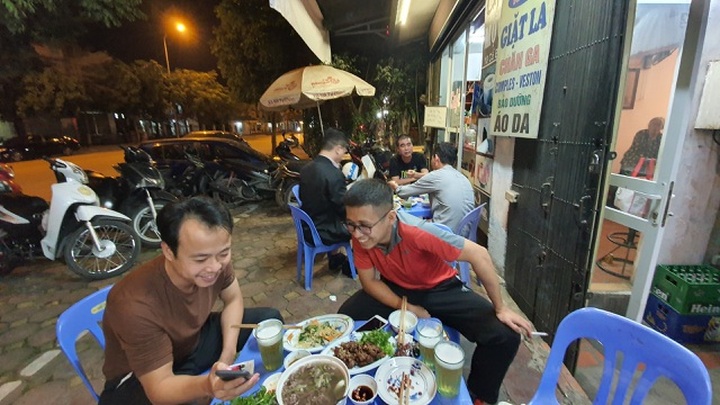 Hàng tạp hoá khóc ròng vì bia tồn xếp đầy kho không bán được - 3