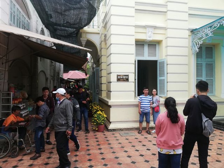 Bên ngoài nhà Công tử Bạc Liêu.