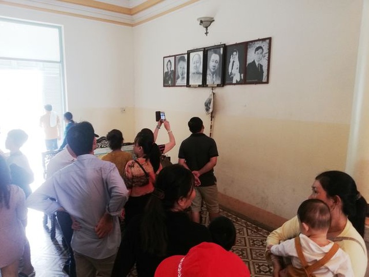 Tầng 2 ngôi nhà với trung tâm là một gian phòng có bàn thờ ông bà Hội đồng Trạch và di ảnh của Công tử Bạc Liêu.