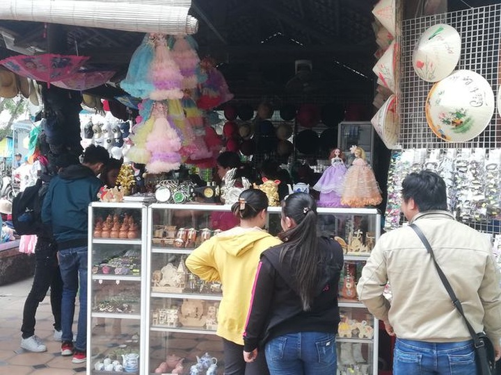 Đến tham quan nhà Công tử Bạc Liêu, du khách có thể chụp ảnh hoặc mua đồ lưu niệm.