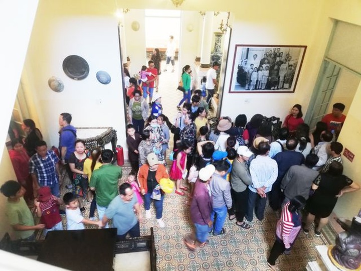 Ngôi nhà có 2 tầng chính, mỗi tầng có các phòng với những đặc điểm khác nhau sẽ được thuyết minh viên giới thiệu liên quan đến gia đình Công tử Bạc Liêu.