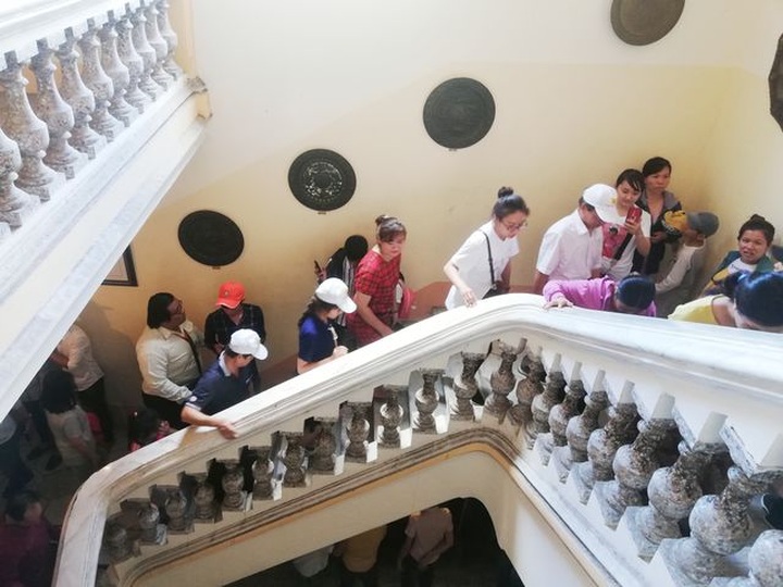 Cầu thang từ tầng 1 lên tầng 2 được làm rất chắc chắn. Theo tài liệu cho biết, vật liệu xây dựng được mang từ bên Pháp qua xây dựng.