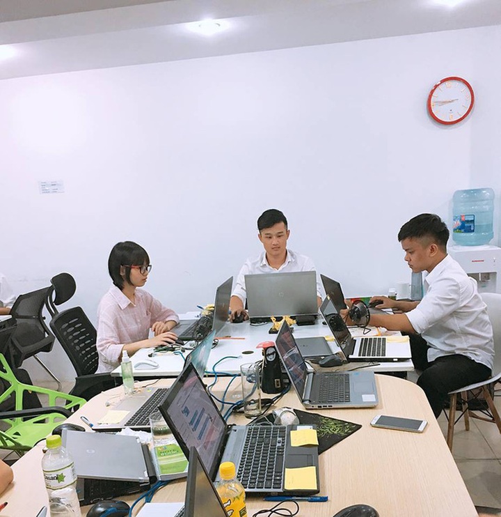 Công ty của Dũng phải liên tục tuyển người làm