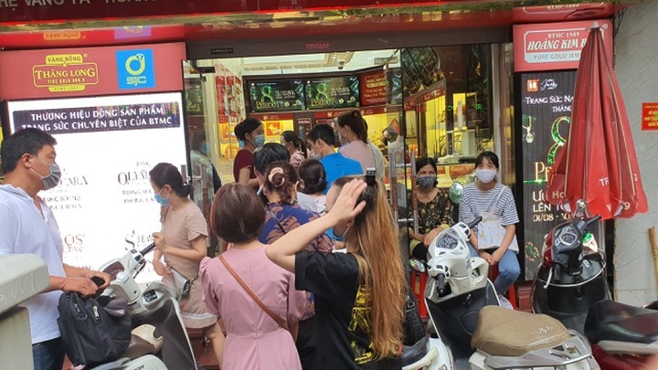 Hết chỗ để xe, bảo vệ “đuổi khéo” khách khi giá vàng tăng như vũ bão - 4