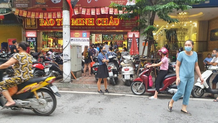 Hết chỗ để xe, bảo vệ “đuổi khéo” khách khi giá vàng tăng như vũ bão - 6