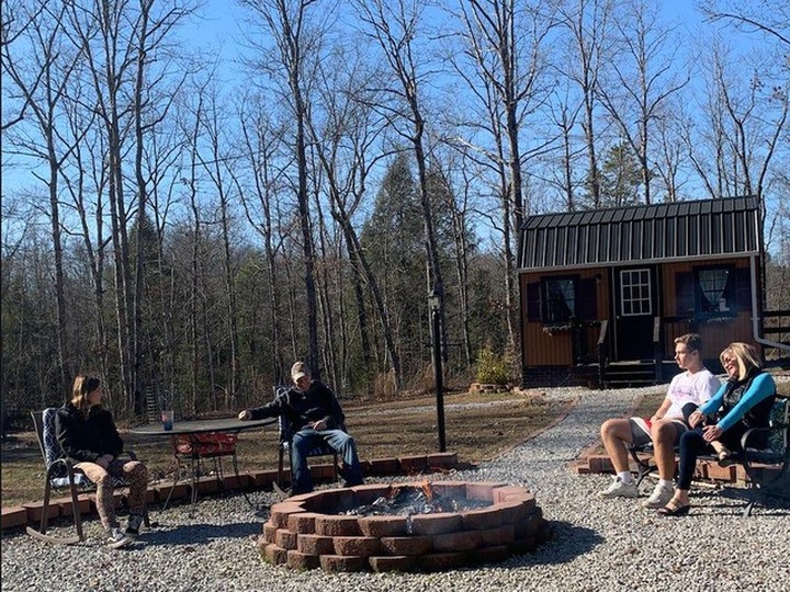 Hi hữu: Cặp vợ chồng Mỹ xây cả một ngôi làng tí hon cho con ở riêng - 15