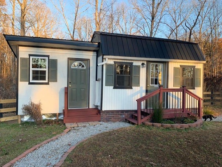 Hi hữu: Cặp vợ chồng Mỹ xây cả một ngôi làng tí hon cho con ở riêng - 6