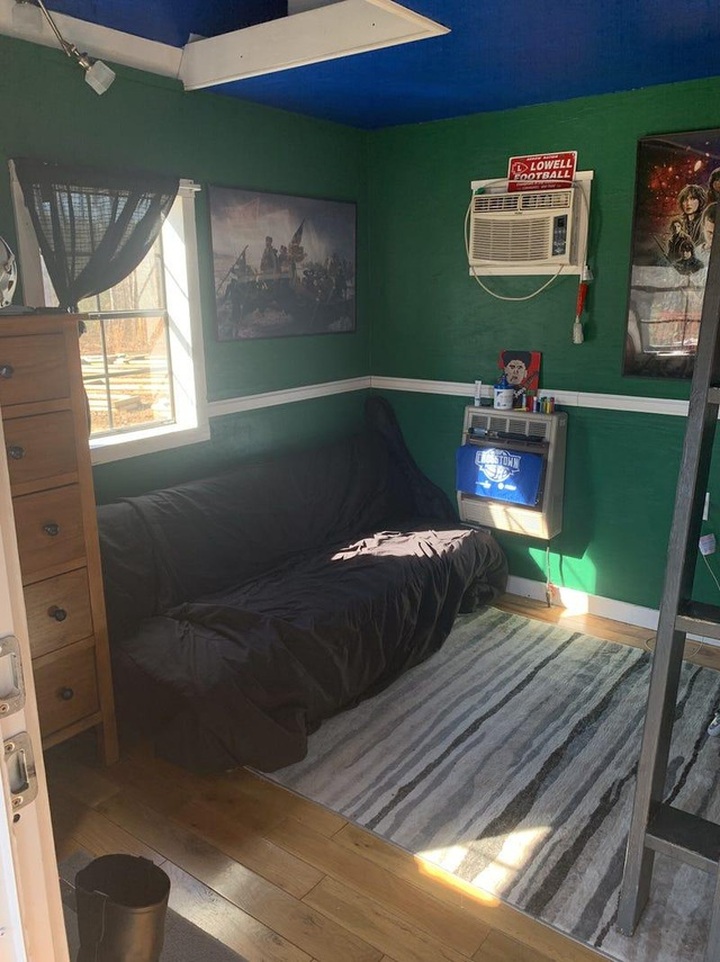 Hi hữu: Cặp vợ chồng Mỹ xây cả một ngôi làng tí hon cho con ở riêng - 10