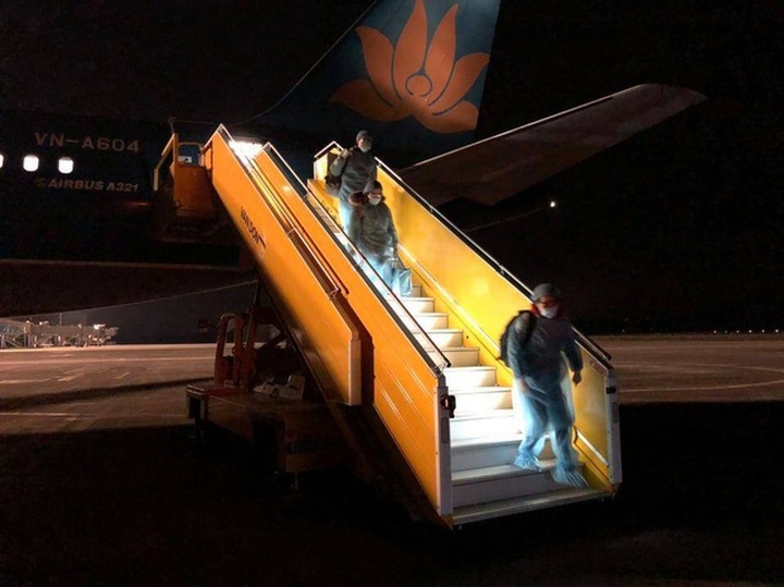 Hình ảnh đầu tiên của 29 người Việt vừa trở về từ Vũ Hán - 1