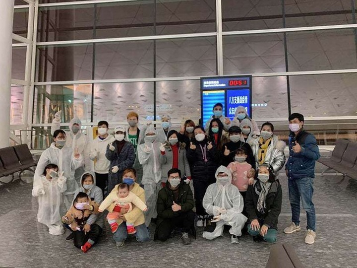 Hình ảnh đầu tiên của 29 người Việt vừa trở về từ Vũ Hán - 2