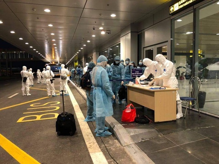 Hình ảnh đầu tiên của 29 người Việt vừa trở về từ Vũ Hán - 4