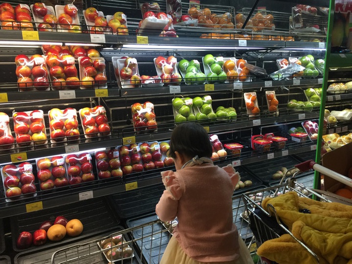 Hoa quả, bánh kẹo ngoại đang ùn ùn về Việt Nam đón Tết