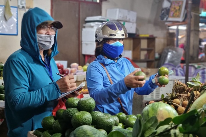 Hội chị em đi chợ giúp người dân khu phong tỏa: Bà con cần gì cứ order! - 1