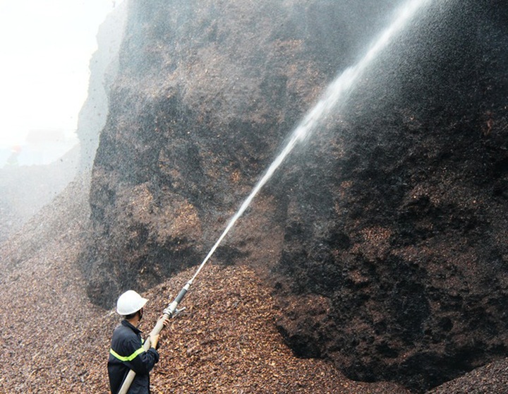 Sau hơn 2 tiếng dập lửa, vụ cháy mới được khống chế.