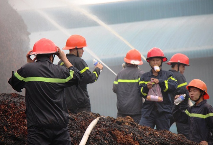 Vụ cháy xảy ra lúc 4h sáng khiến việc chữa cháy gặp nhiều khó khăn.