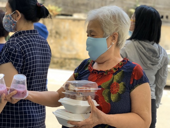 Hơn 1.000 cư dân khu cách ly được phục vụ ăn uống miễn phí - 2