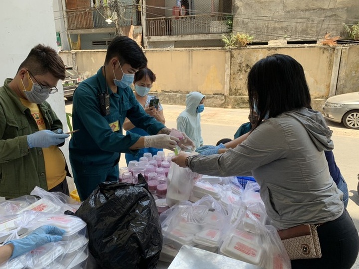 Hơn 1.000 cư dân khu cách ly được phục vụ ăn uống miễn phí - 4