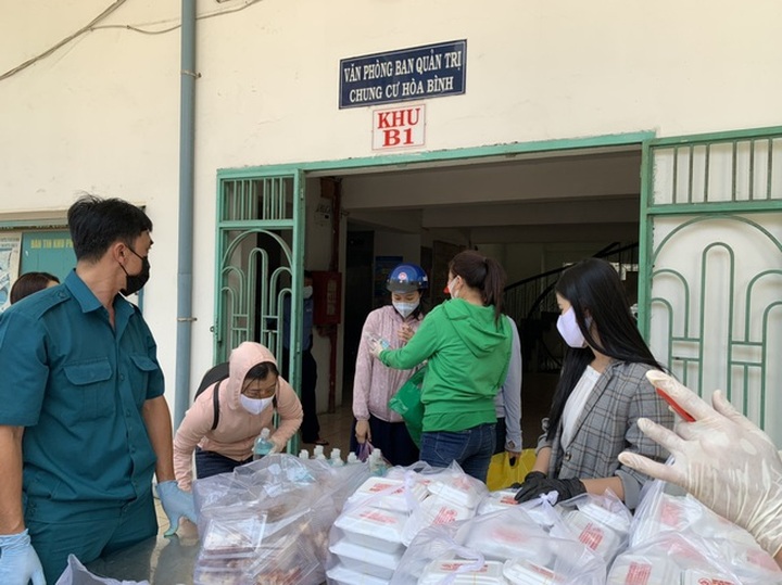 Hơn 1.000 cư dân khu cách ly được phục vụ ăn uống miễn phí - 8