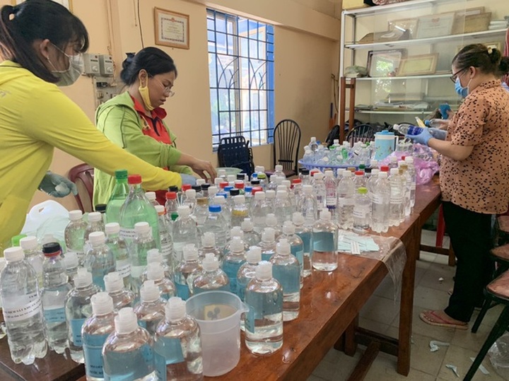 Hơn 1.000 cư dân khu cách ly được phục vụ ăn uống miễn phí - 9