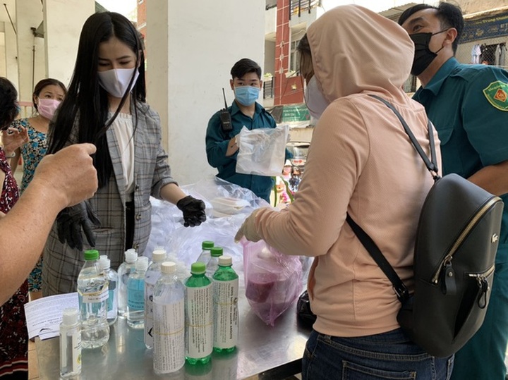 Hơn 1.000 cư dân khu cách ly được phục vụ ăn uống miễn phí - 10