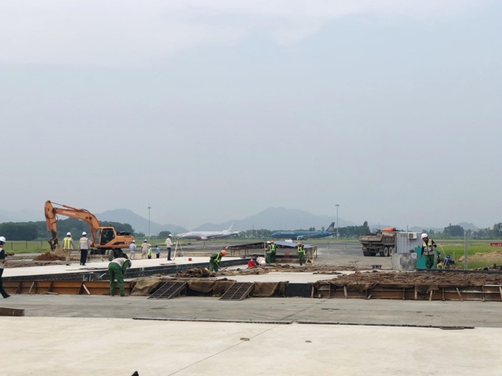 Hơn 1.400 người, 200 máy móc thi công dự án hàng không theo “lệnh” khẩn cấp - 2