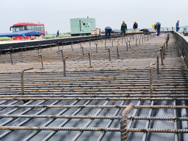 Hơn 1.400 người, 200 máy móc thi công dự án hàng không theo “lệnh” khẩn cấp - 13