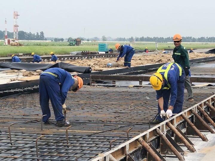 Hơn 1.400 người, 200 máy móc thi công dự án hàng không theo “lệnh” khẩn cấp - 14