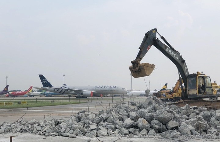 Hơn 1.400 người, 200 máy móc thi công dự án hàng không theo “lệnh” khẩn cấp - 16