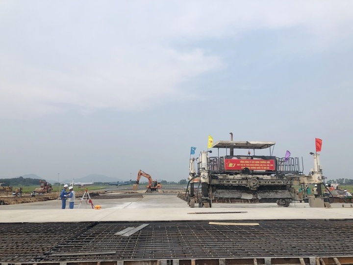 Hơn 1.400 người, 200 máy móc thi công dự án hàng không theo “lệnh” khẩn cấp - 3