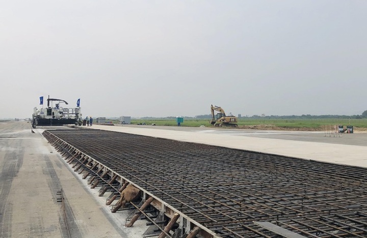 Hơn 1.400 người, 200 máy móc thi công dự án hàng không theo “lệnh” khẩn cấp - 4