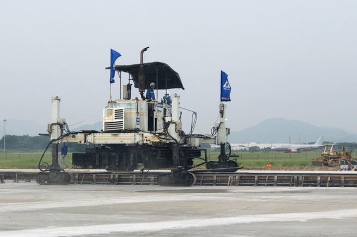 Hơn 1.400 người, 200 máy móc thi công dự án hàng không theo “lệnh” khẩn cấp - 8