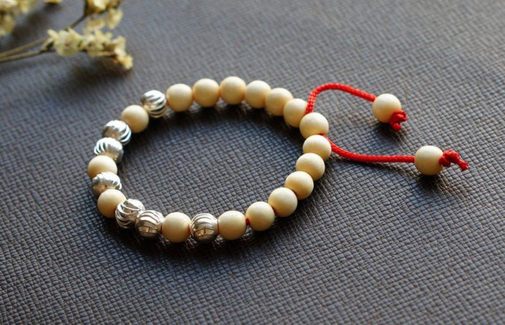 Vòng dâu tằm được các gia đình tìm mua về trừ tà cho bé