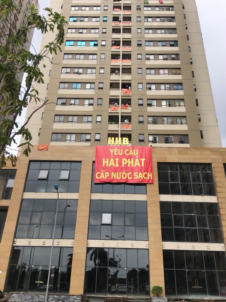 Dùng nước bẩn trong nhiều năm, cư dân Tân Tây Đô căng băng rôn yêu cầu Hải Phát giải quyết.