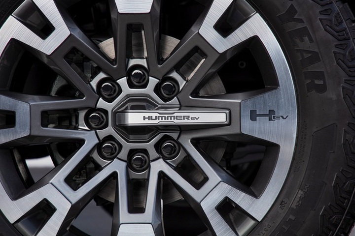 Hummer EV SUV mỗi lần sạc điện chạy được gần 500km - 31