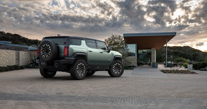 Hummer EV SUV mỗi lần sạc điện chạy được gần 500km - 37