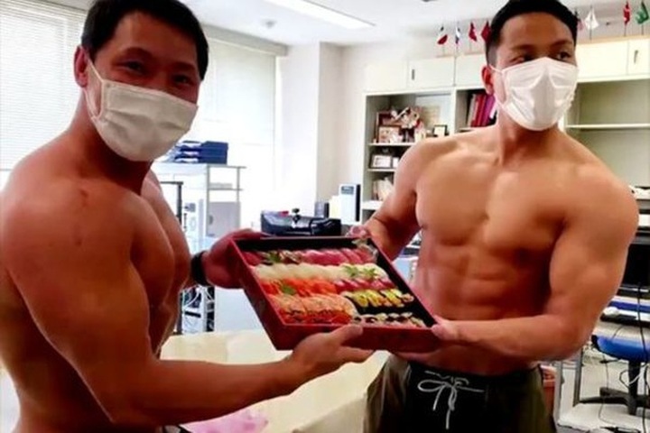 Hút khách thời Covid-19: Thuê shipper “6 múi” giao hàng tận cửa - 1