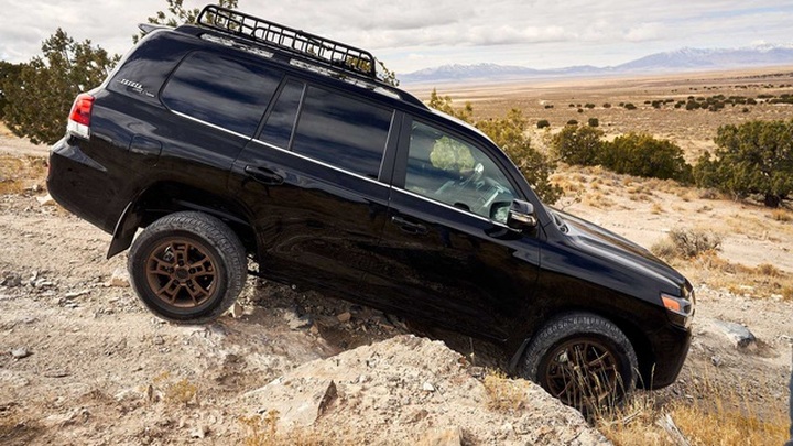 Huyền thoại Land Cruiser và quyết định gây tò mò của Toyota - 2