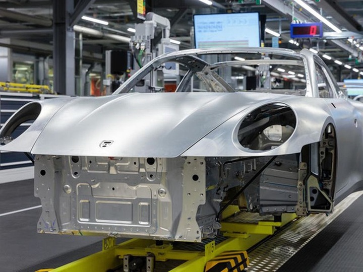 Khách hàng có thể xem Porsche sản xuất xe mình đặt mua qua điện thoại - 2