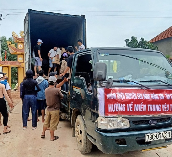 Khách sạn, quán cơm “0 đồng” và những chuyến xe chở hàng cứu trợ miễn phí - 2