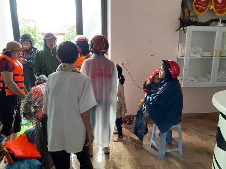 Khách sạn, quán cơm “0 đồng” và những chuyến xe chở hàng cứu trợ miễn phí - 4