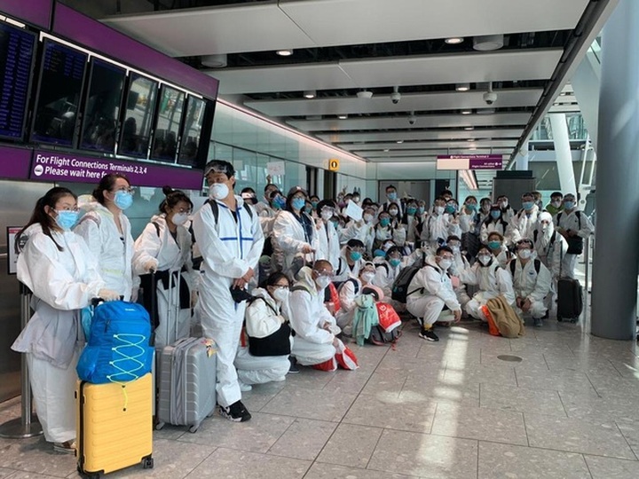 Khách Trung Quốc tại Anh chi nửa triệu USD thuê máy bay Việt Nam về nước - 1