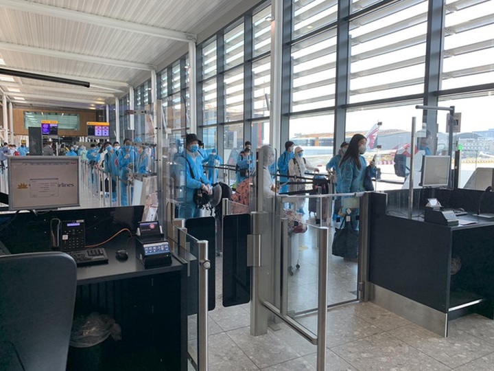 Khách Trung Quốc tại Anh chi nửa triệu USD thuê máy bay Việt Nam về nước - 2