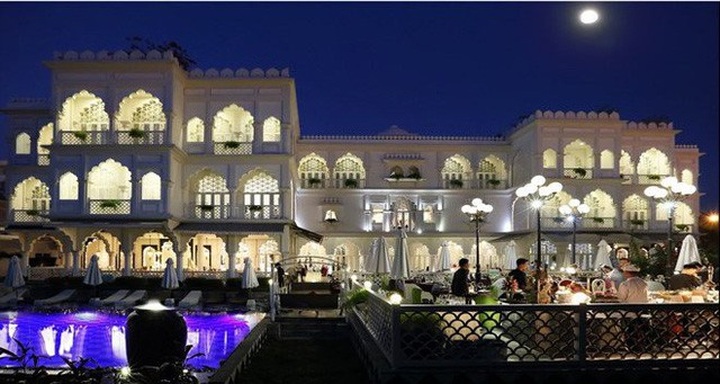 Khải Silk bán lâu đài cho đại gia 9x; chúa đảo tham vọng mở rộng Tuần Châu - Ảnh 1.