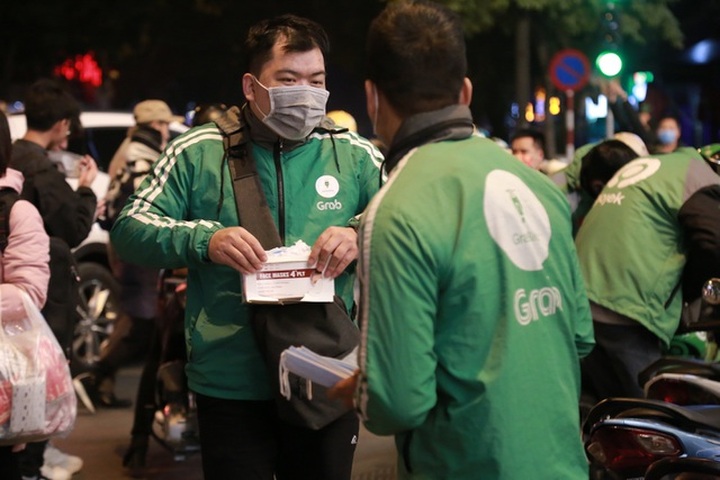 Khẩu trang đắt hàng trên phố đi bộ đêm giao thừa - 2