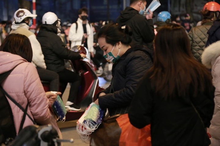 Khẩu trang đắt hàng trên phố đi bộ đêm giao thừa - 3