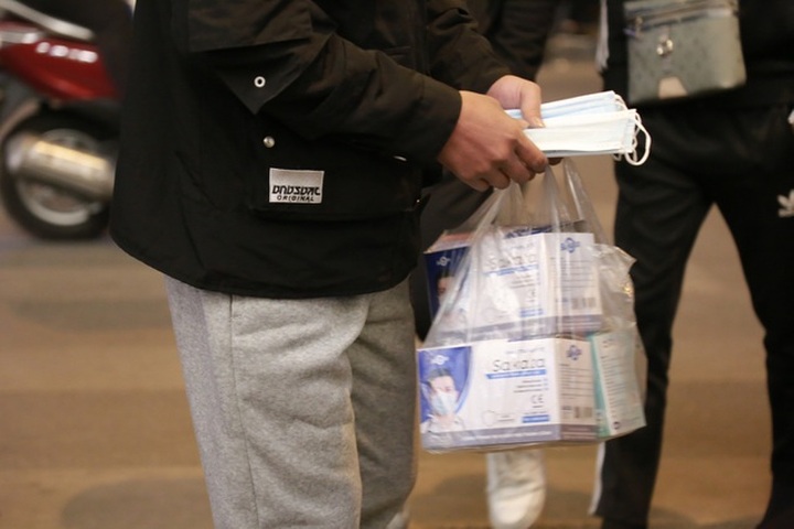 Khẩu trang đắt hàng trên phố đi bộ đêm giao thừa - 4