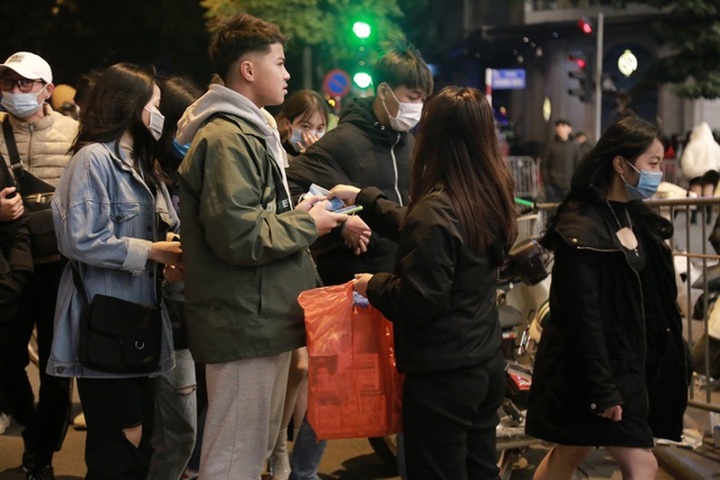 Khẩu trang đắt hàng trên phố đi bộ đêm giao thừa - 5